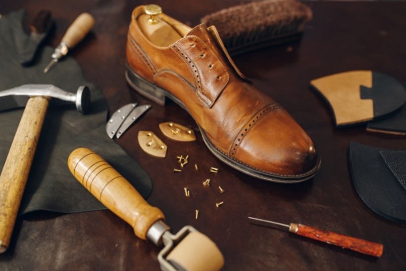 סנדלר מקצועי ותיקון כל סוגי הנעליים והתיקים במקום אחד